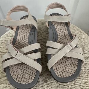 BareTraps Danny Beige Sandals